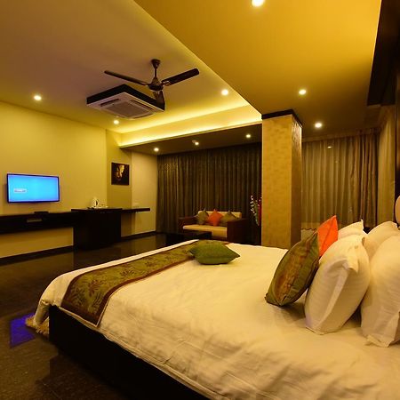 Nadiād Hotel Opulence מראה חיצוני תמונה