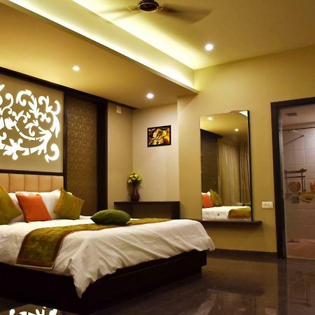 Nadiād Hotel Opulence מראה חיצוני תמונה