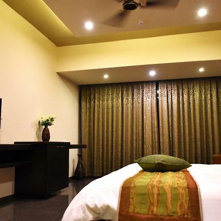 Nadiād Hotel Opulence מראה חיצוני תמונה