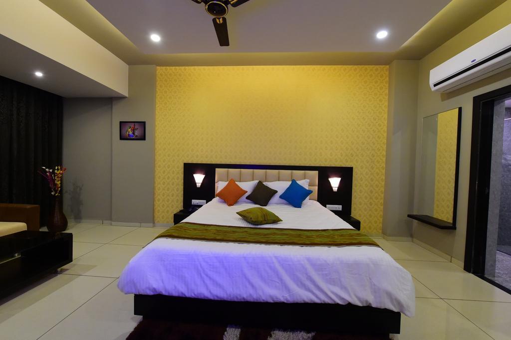 Nadiād Hotel Opulence מראה חיצוני תמונה
