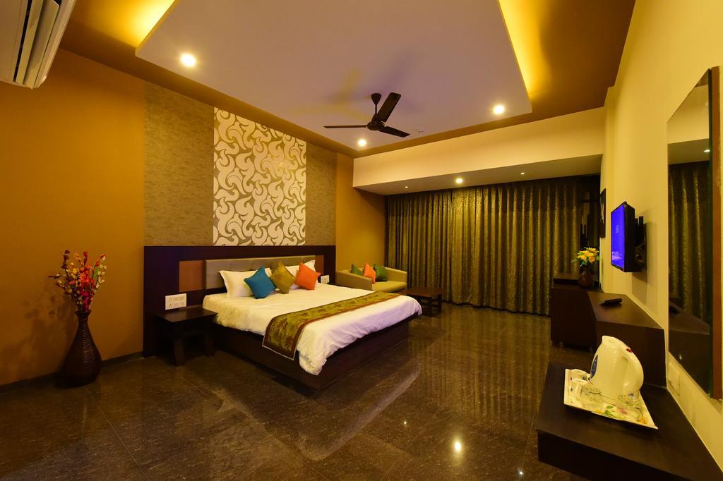 Nadiād Hotel Opulence מראה חיצוני תמונה