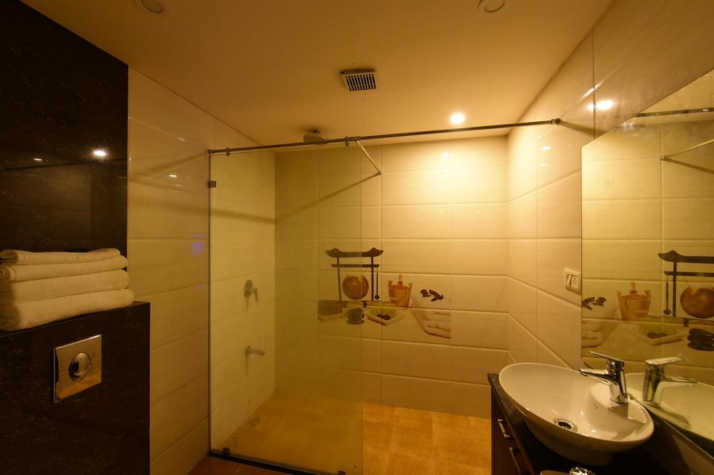 Nadiād Hotel Opulence מראה חיצוני תמונה