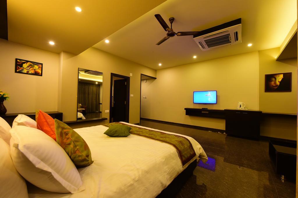 Nadiād Hotel Opulence מראה חיצוני תמונה