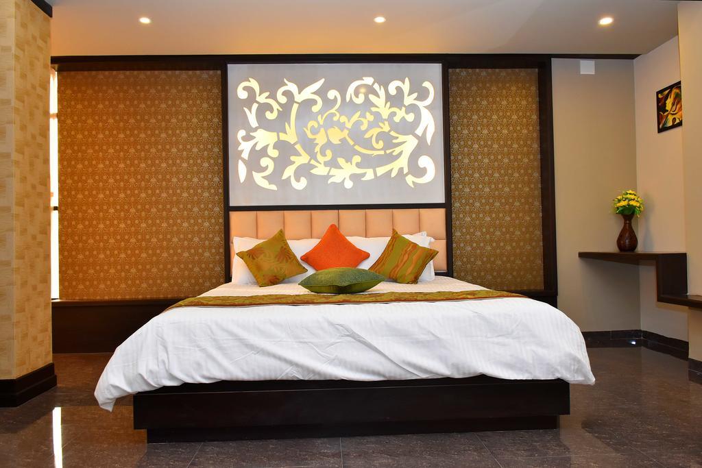 Nadiād Hotel Opulence מראה חיצוני תמונה
