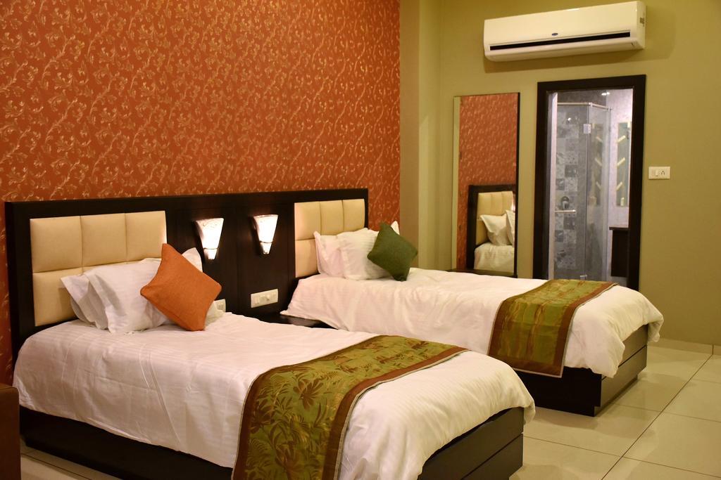 Nadiād Hotel Opulence מראה חיצוני תמונה