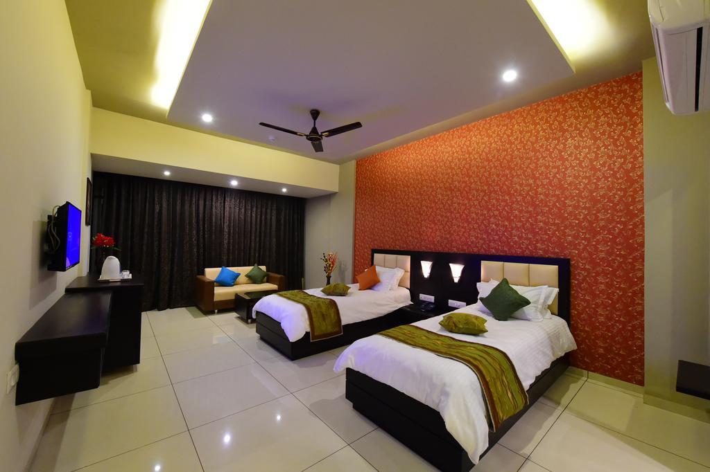Nadiād Hotel Opulence מראה חיצוני תמונה
