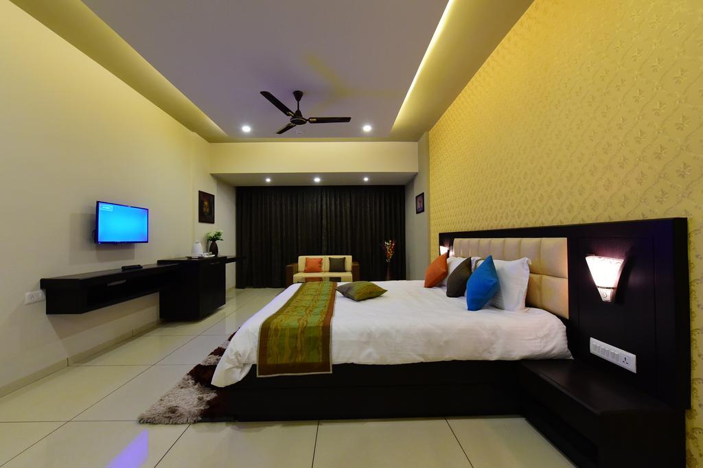 Nadiād Hotel Opulence מראה חיצוני תמונה