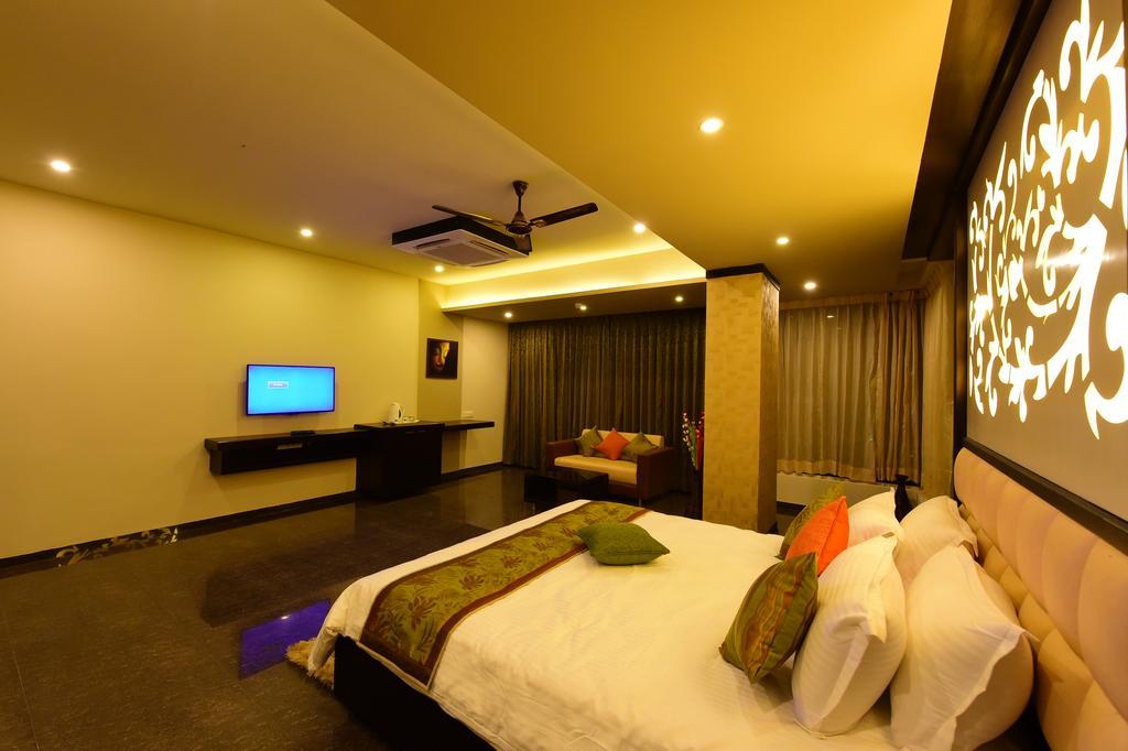 Nadiād Hotel Opulence מראה חיצוני תמונה