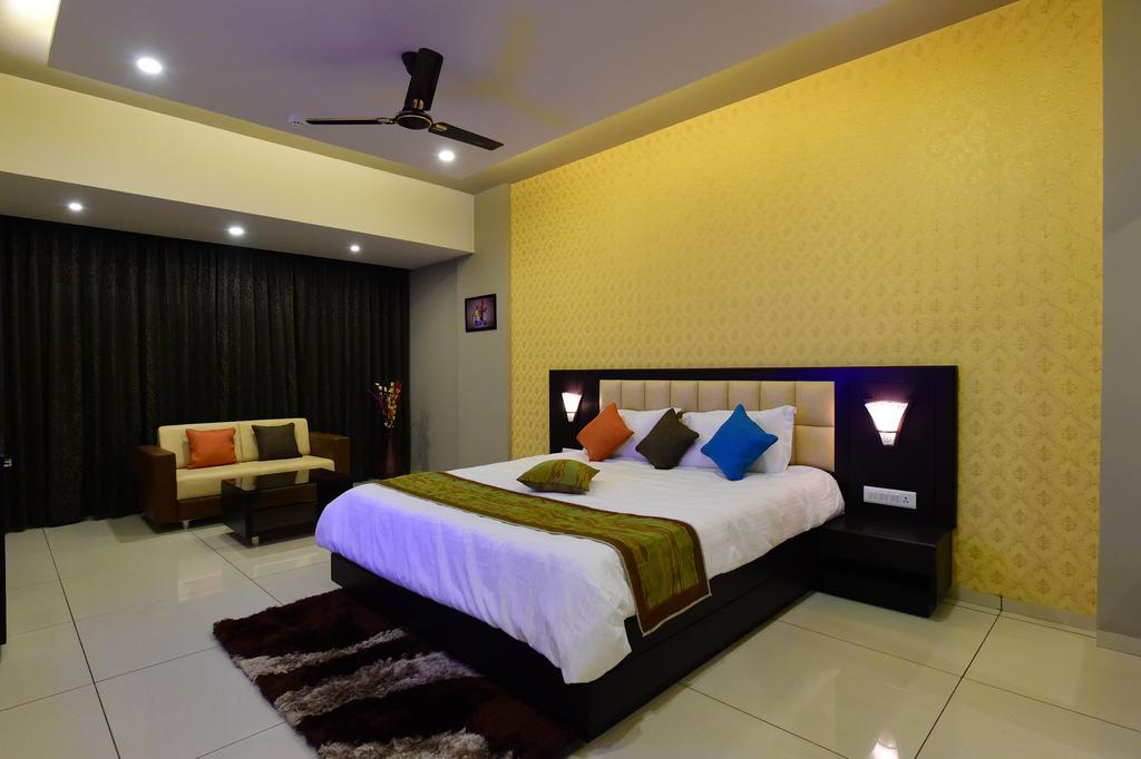 Nadiād Hotel Opulence מראה חיצוני תמונה
