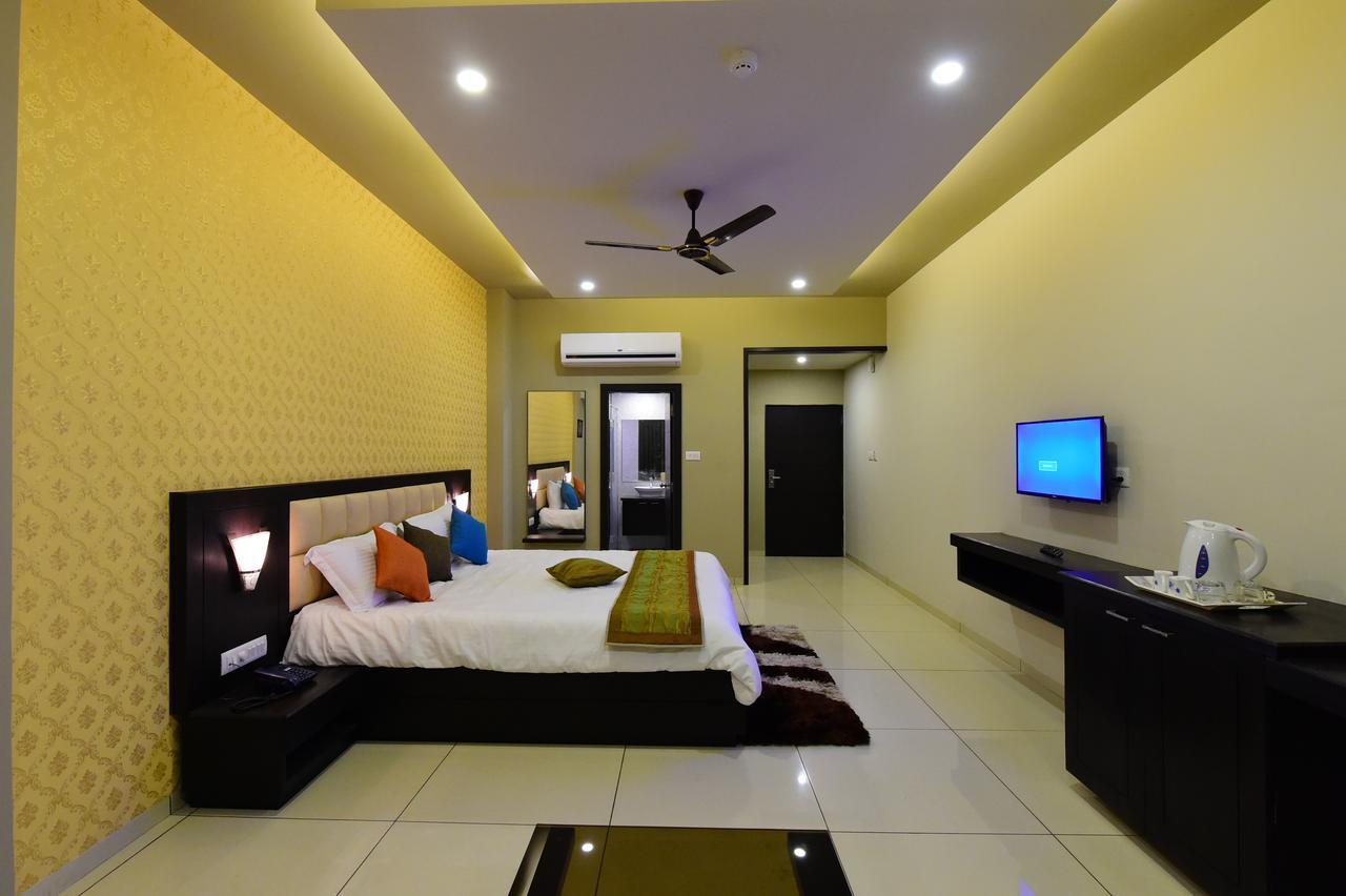 Nadiād Hotel Opulence מראה חיצוני תמונה